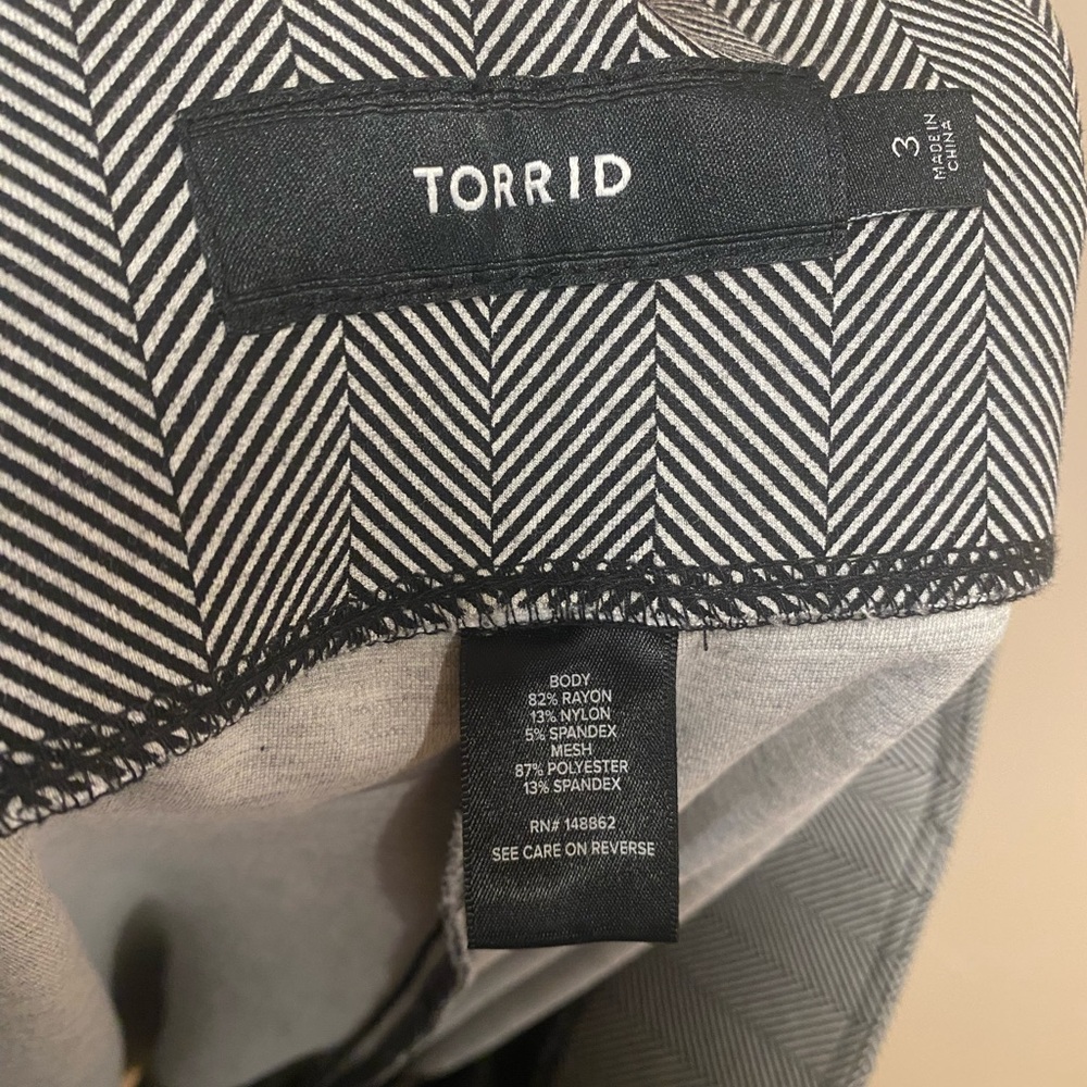 Torrid Size 3 Pull-On Taper Ankle Dress Pants - Picture 4 of 4
